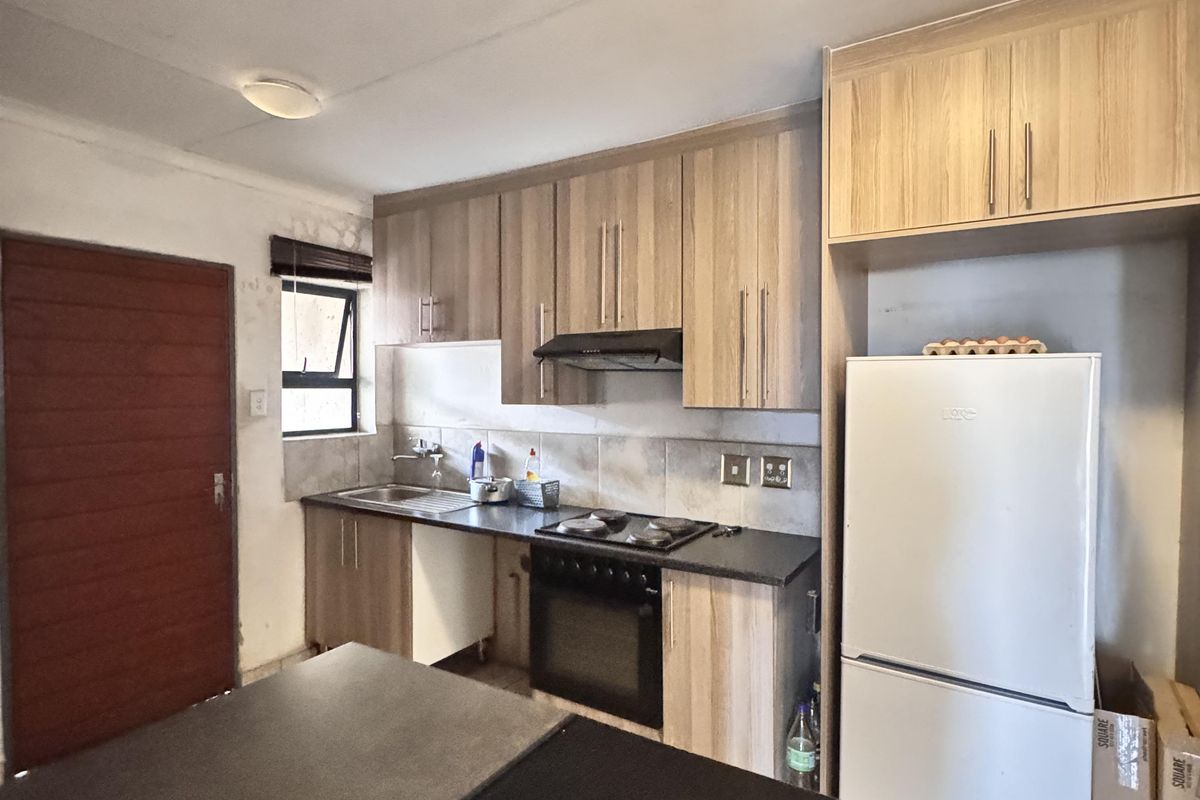 Modern Three Bedroom Family Home in a Peaceful Neighborhood - Photo 4