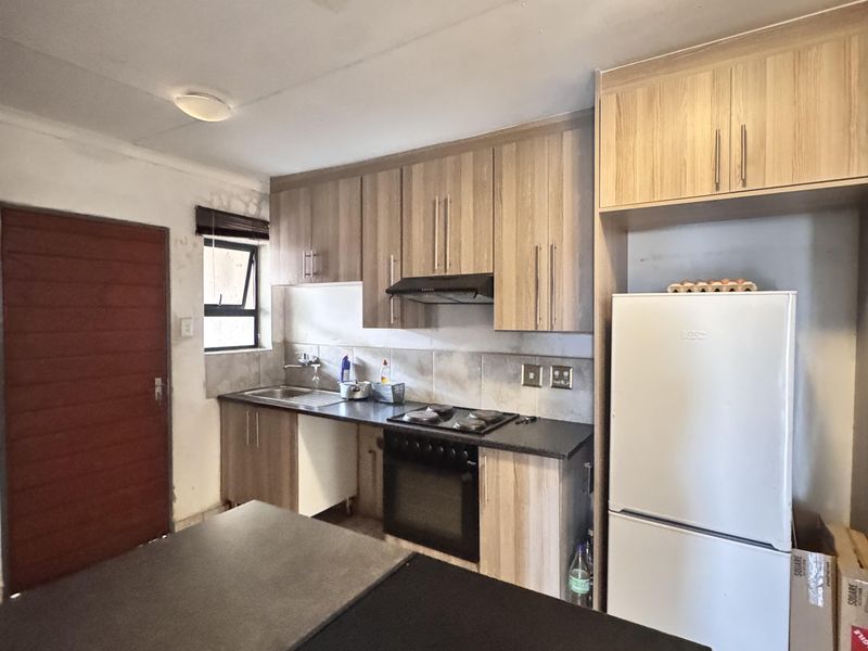 Modern Three Bedroom Family Home in a Peaceful Neighborhood - Photo 4