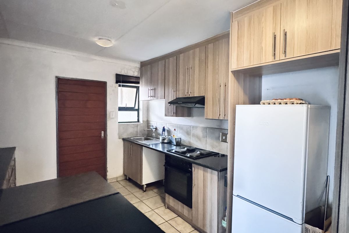 Modern Three Bedroom Family Home in a Peaceful Neighborhood - Photo 3