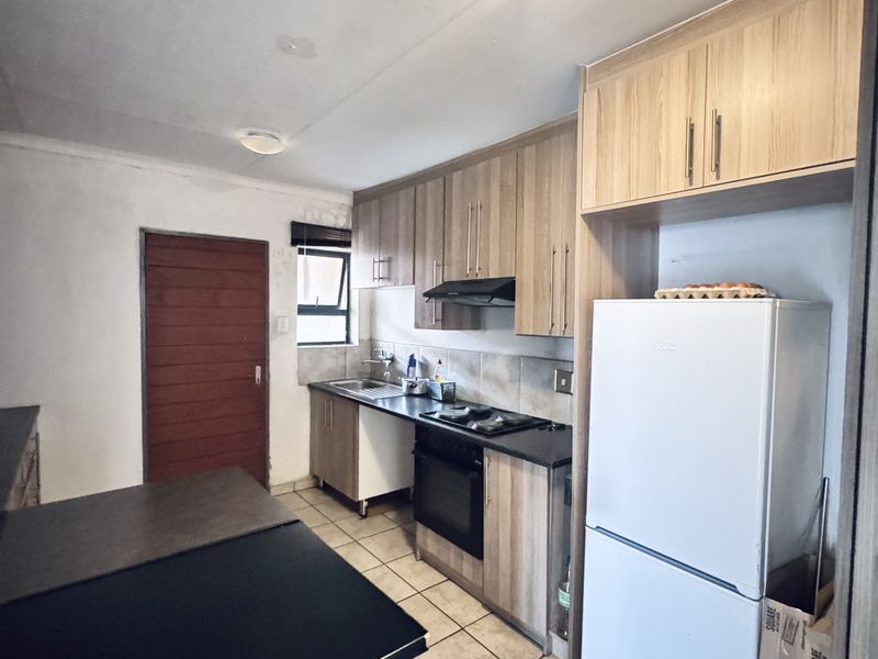 Modern Three Bedroom Family Home in a Peaceful Neighborhood - Photo 3