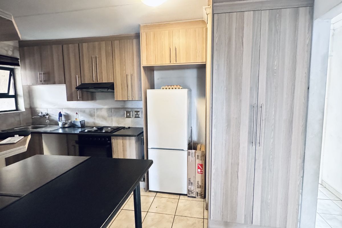 Modern Three Bedroom Family Home in a Peaceful Neighborhood - Photo 5