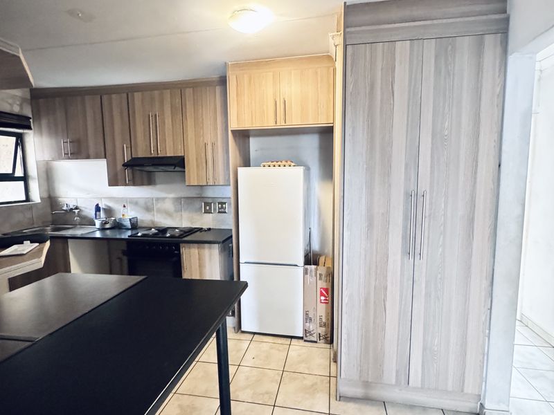 Modern Three Bedroom Family Home in a Peaceful Neighborhood - Photo 5