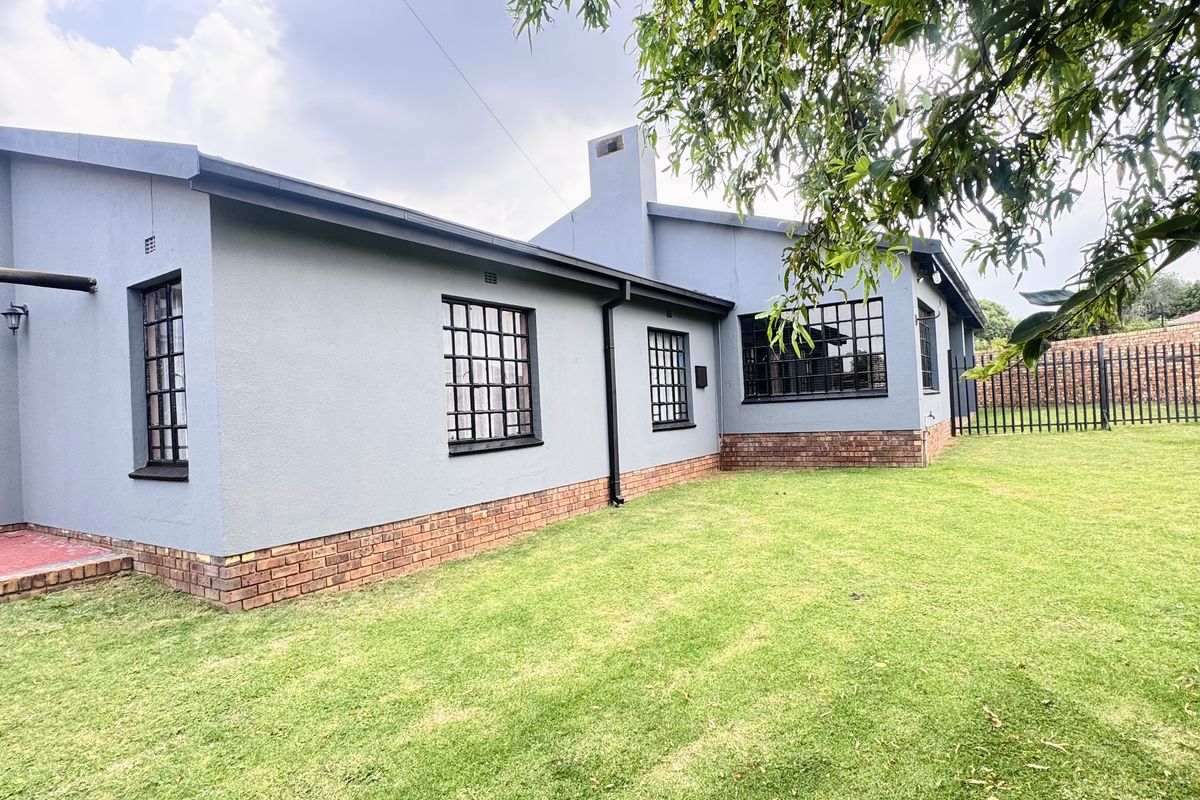 Large Ben Fleur Home with Two Garden Flats  Perfect for Family Living & Rental Income - Photo 2