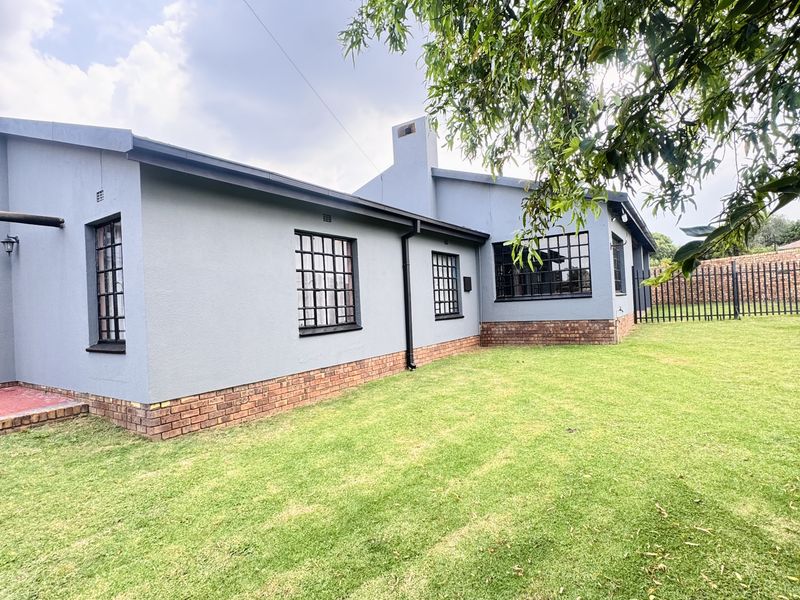 Large Ben Fleur Home with Two Garden Flats  Perfect for Family Living & Rental Income - Photo 2