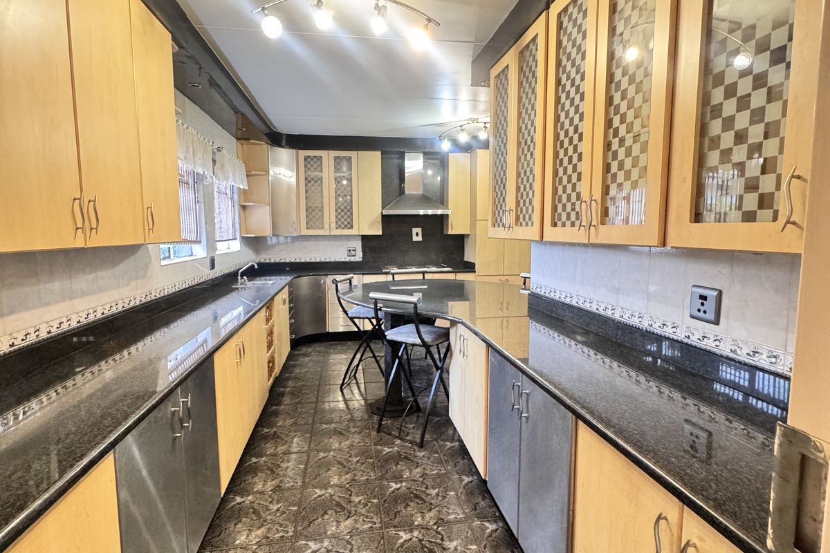 Large Ben Fleur Home with Two Garden Flats  Perfect for Family Living & Rental Income - Photo 4