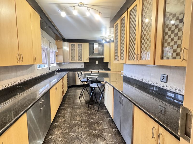 Large Ben Fleur Home with Two Garden Flats  Perfect for Family Living & Rental Income - Photo 4