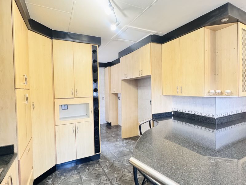 Large Ben Fleur Home with Two Garden Flats  Perfect for Family Living & Rental Income - Photo 10