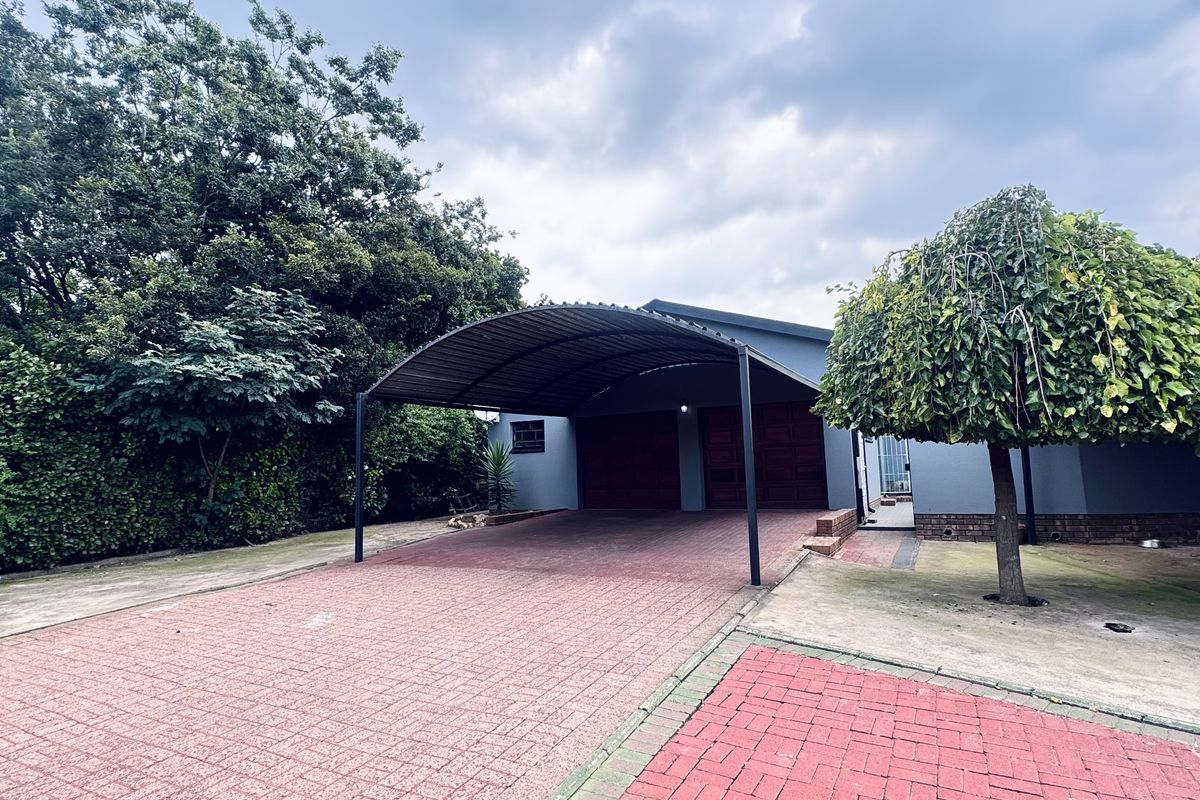 Large Ben Fleur Home with Two Garden Flats  Perfect for Family Living & Rental Income - Photo 3