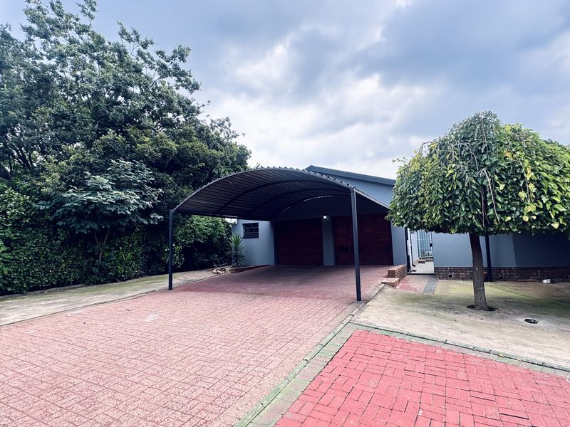 Large Ben Fleur Home with Two Garden Flats  Perfect for Family Living & Rental Income - Photo 3