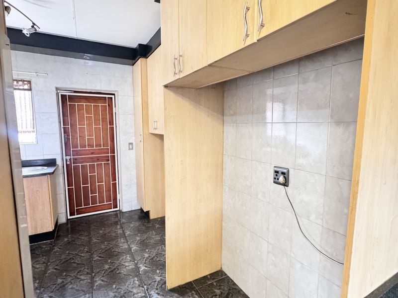 Large Ben Fleur Home with Two Garden Flats  Perfect for Family Living & Rental Income - Photo 9