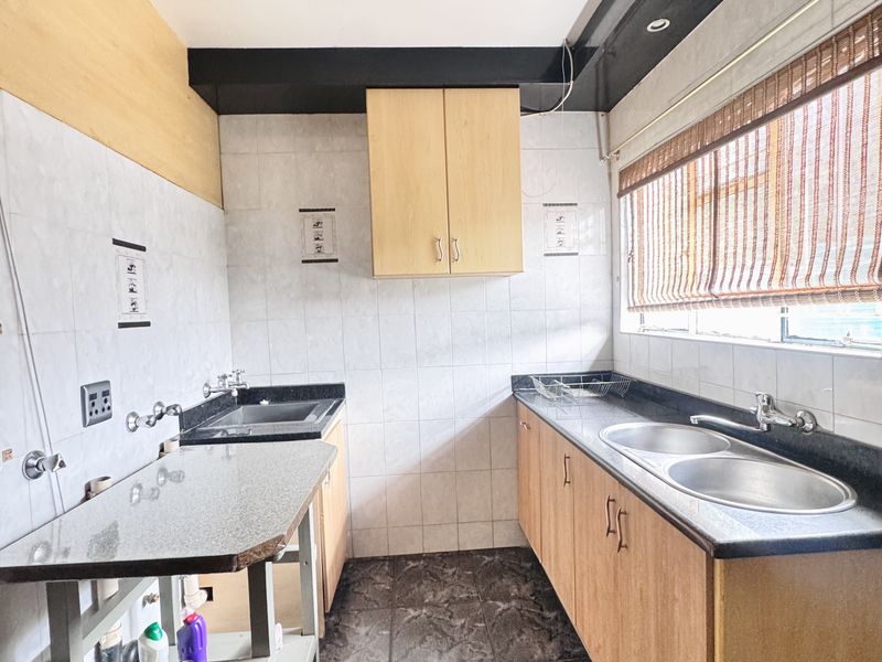 Large Ben Fleur Home with Two Garden Flats  Perfect for Family Living & Rental Income - Photo 8