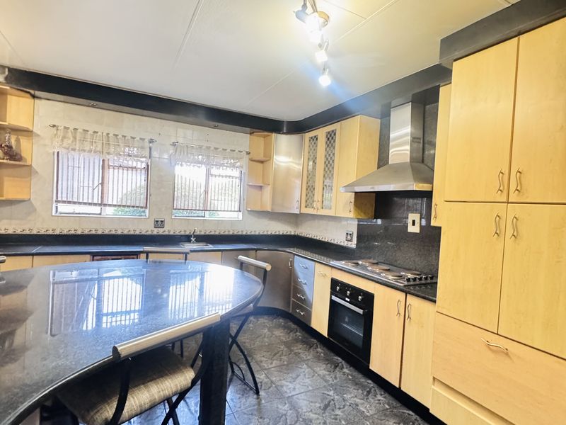 Large Ben Fleur Home with Two Garden Flats  Perfect for Family Living & Rental Income - Photo 6