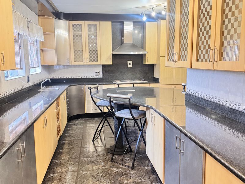 Large Ben Fleur Home with Two Garden Flats  Perfect for Family Living & Rental Income - Photo 7