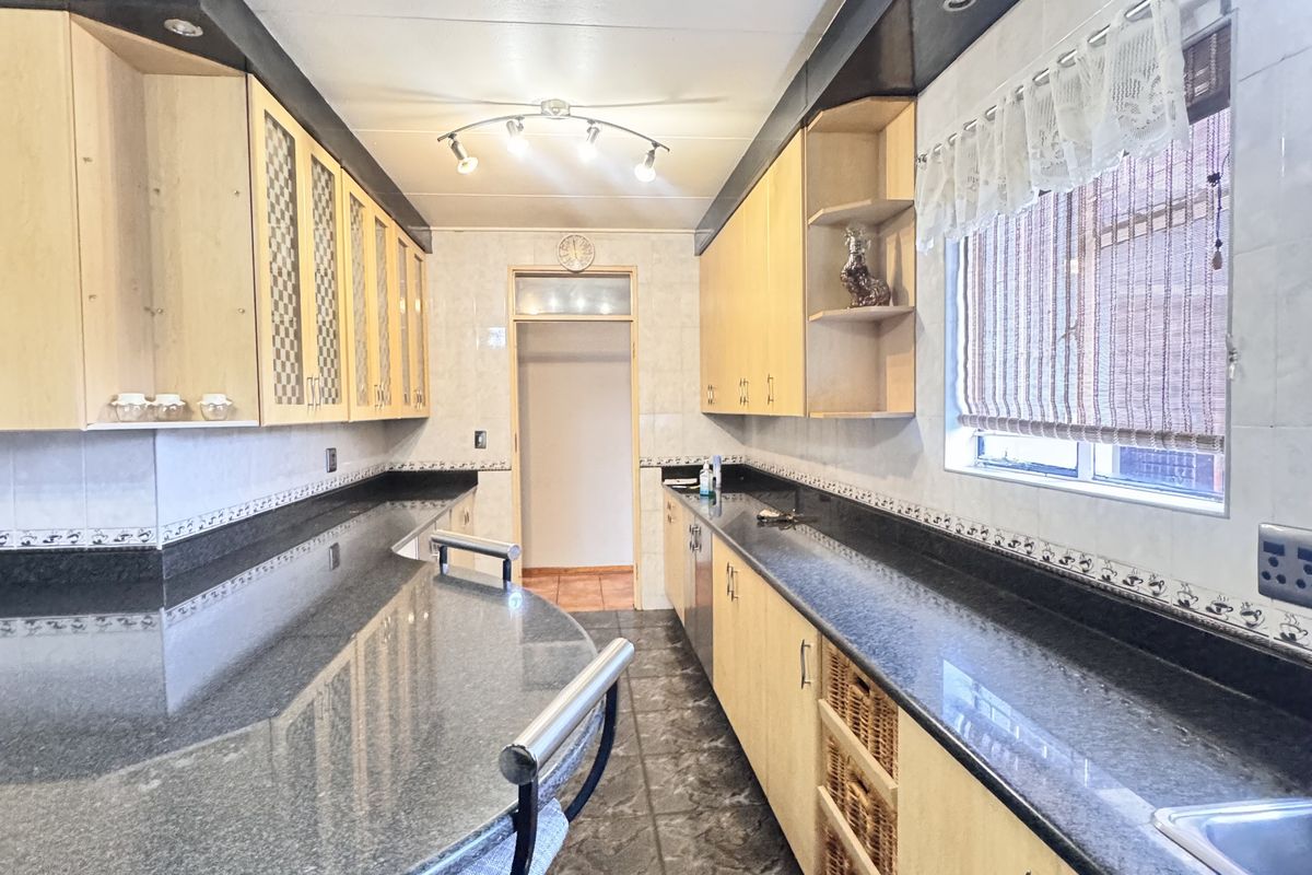 Large Ben Fleur Home with Two Garden Flats  Perfect for Family Living & Rental Income - Photo 5