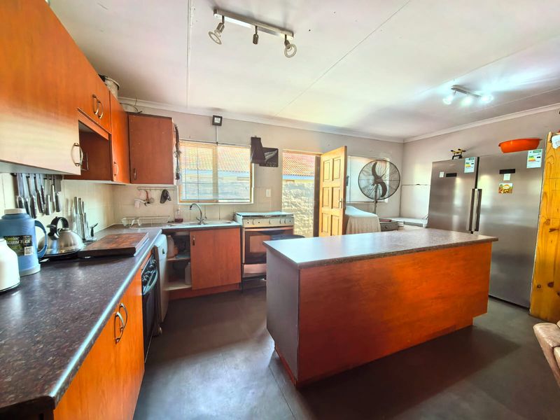 Well established townhouse for sale in Vaalpark in a popular complex, close to schools and shopping - Photo 3