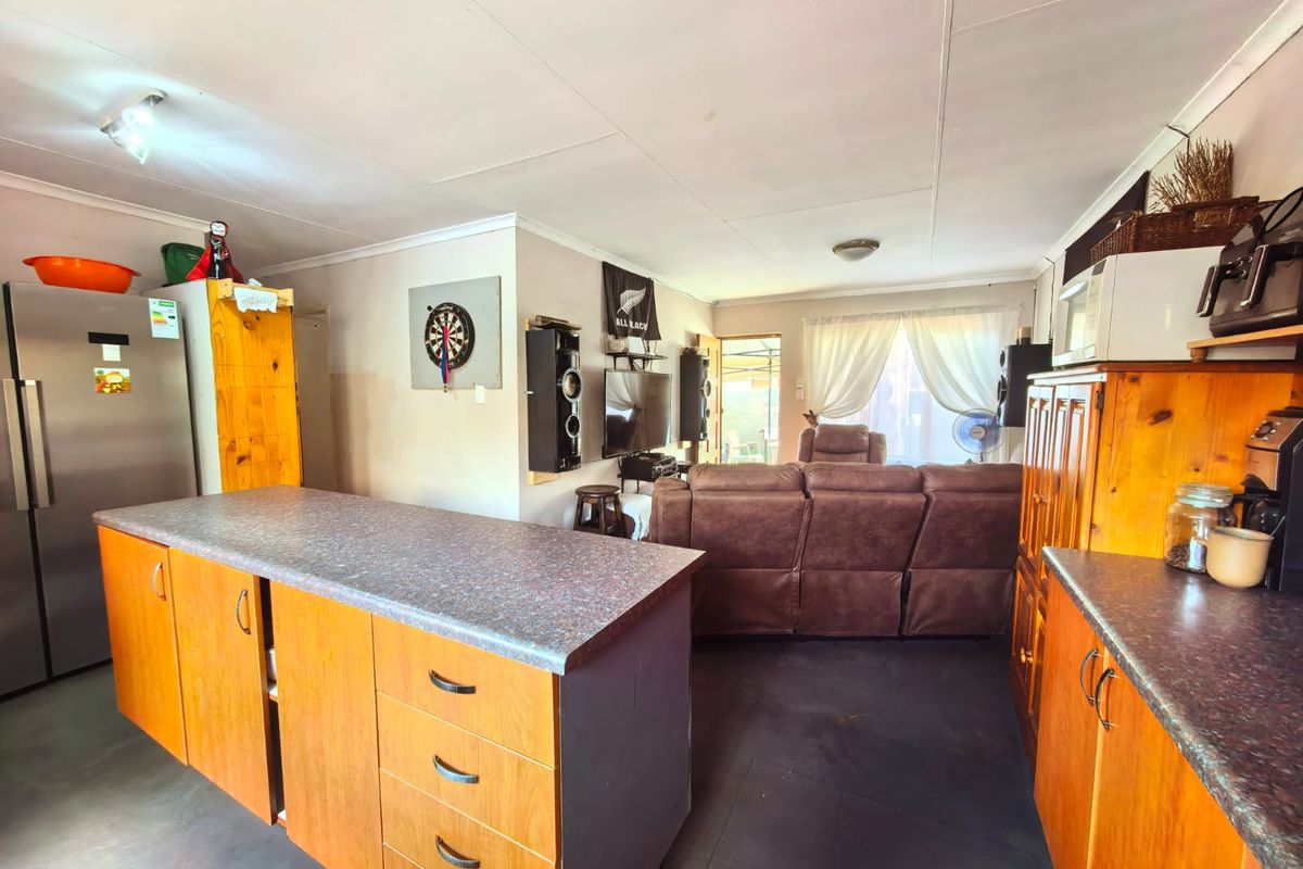 Well established townhouse for sale in Vaalpark in a popular complex, close to schools and shopping - Photo 4