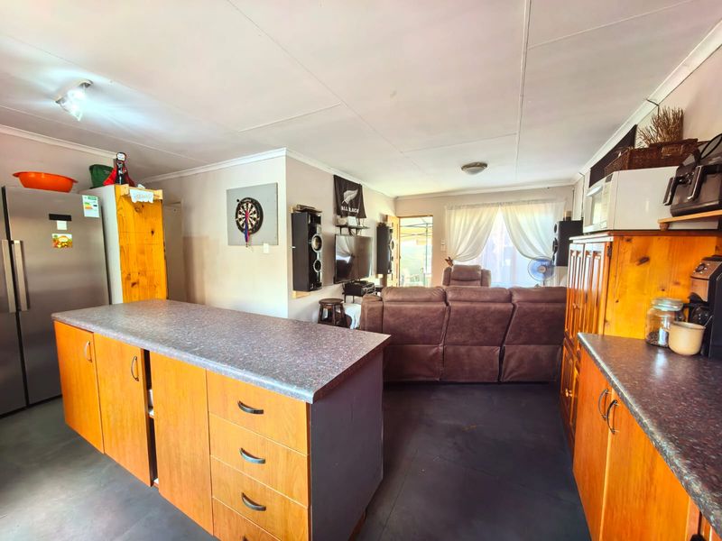 Well established townhouse for sale in Vaalpark in a popular complex, close to schools and shopping - Photo 4