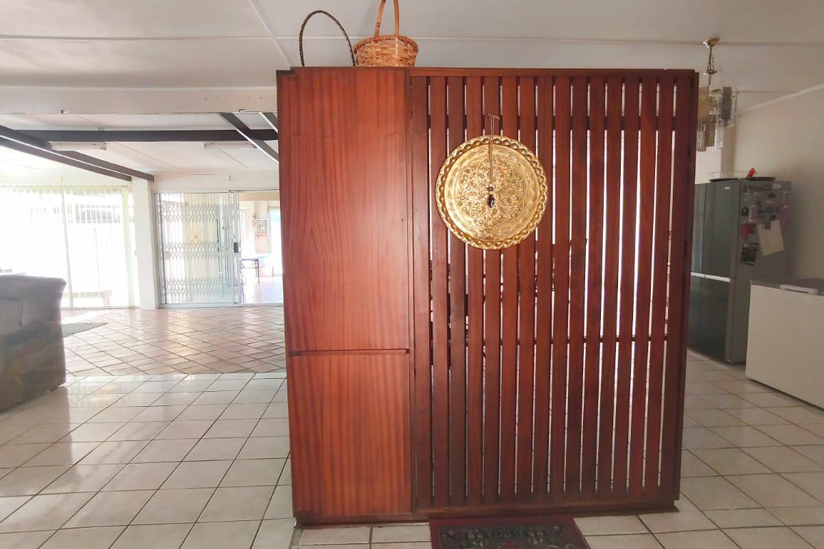 Spacious Family Home with Endless Potential – Walking Distance to Shopping Centre - Photo 5