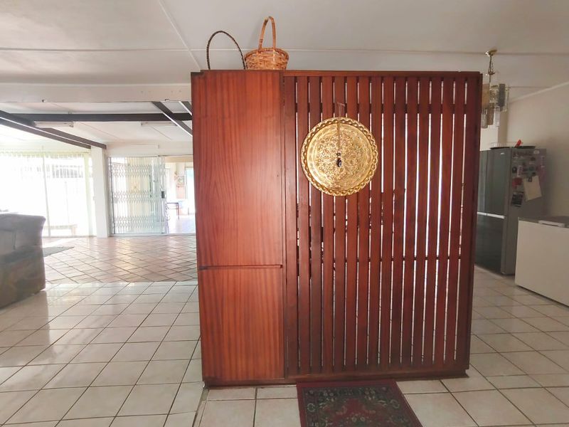 Spacious Family Home with Endless Potential – Walking Distance to Shopping Centre - Photo 5