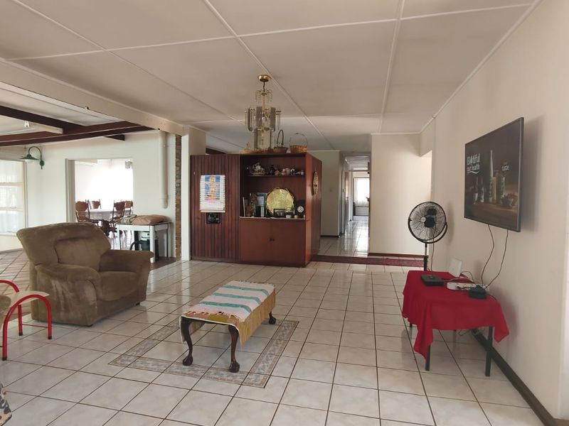 Spacious Family Home with Endless Potential – Walking Distance to Shopping Centre - Photo 10