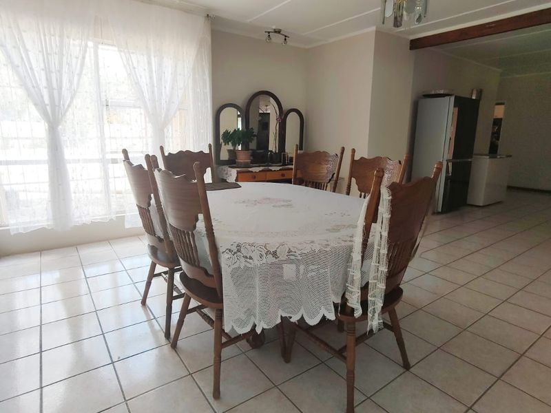 Spacious Family Home with Endless Potential – Walking Distance to Shopping Centre - Photo 7