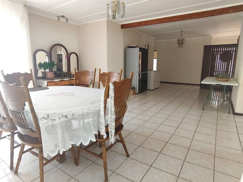 Spacious Family Home with Endless Potential – Walking Distance to Shopping Centre - Photo 6