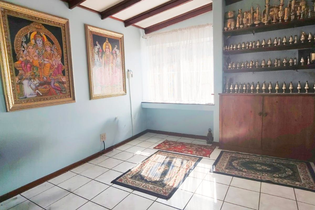 Spacious Family Home with Endless Potential – Walking Distance to Shopping Centre - Photo 4