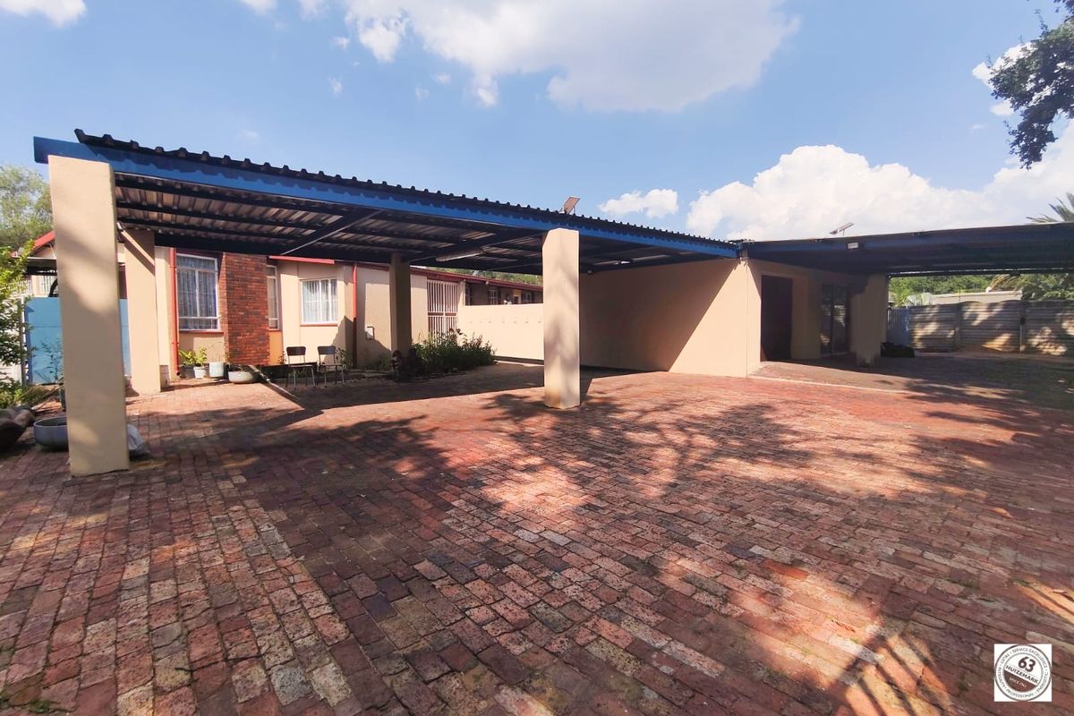 Spacious Family Home with Endless Potential – Walking Distance to Shopping Centre - Photo 2