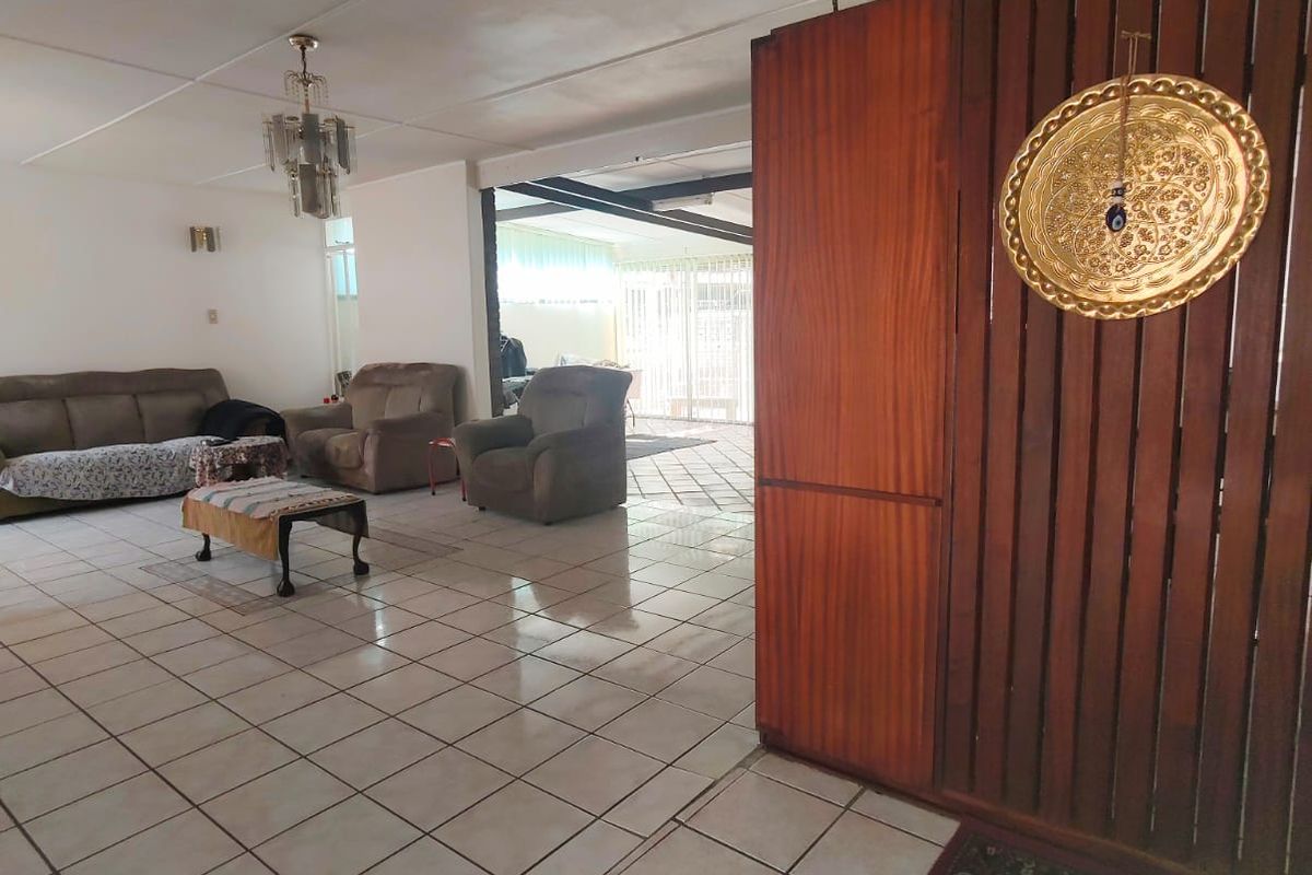 Spacious Family Home with Endless Potential – Walking Distance to Shopping Centre - Photo 3