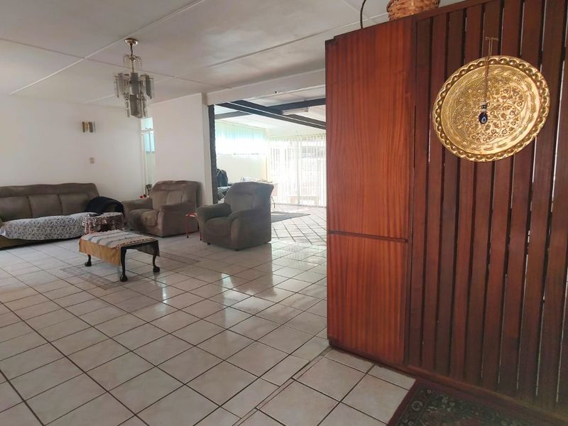 Spacious Family Home with Endless Potential – Walking Distance to Shopping Centre - Photo 3