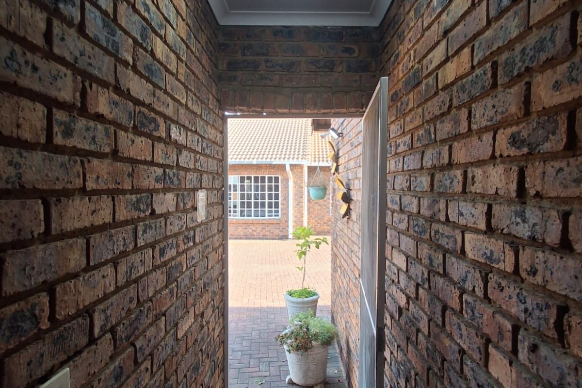 IMMACULATE CONDITION!! This 2 bedroom 2 bathroom Apartment is a Ready to move in. - Photo 3