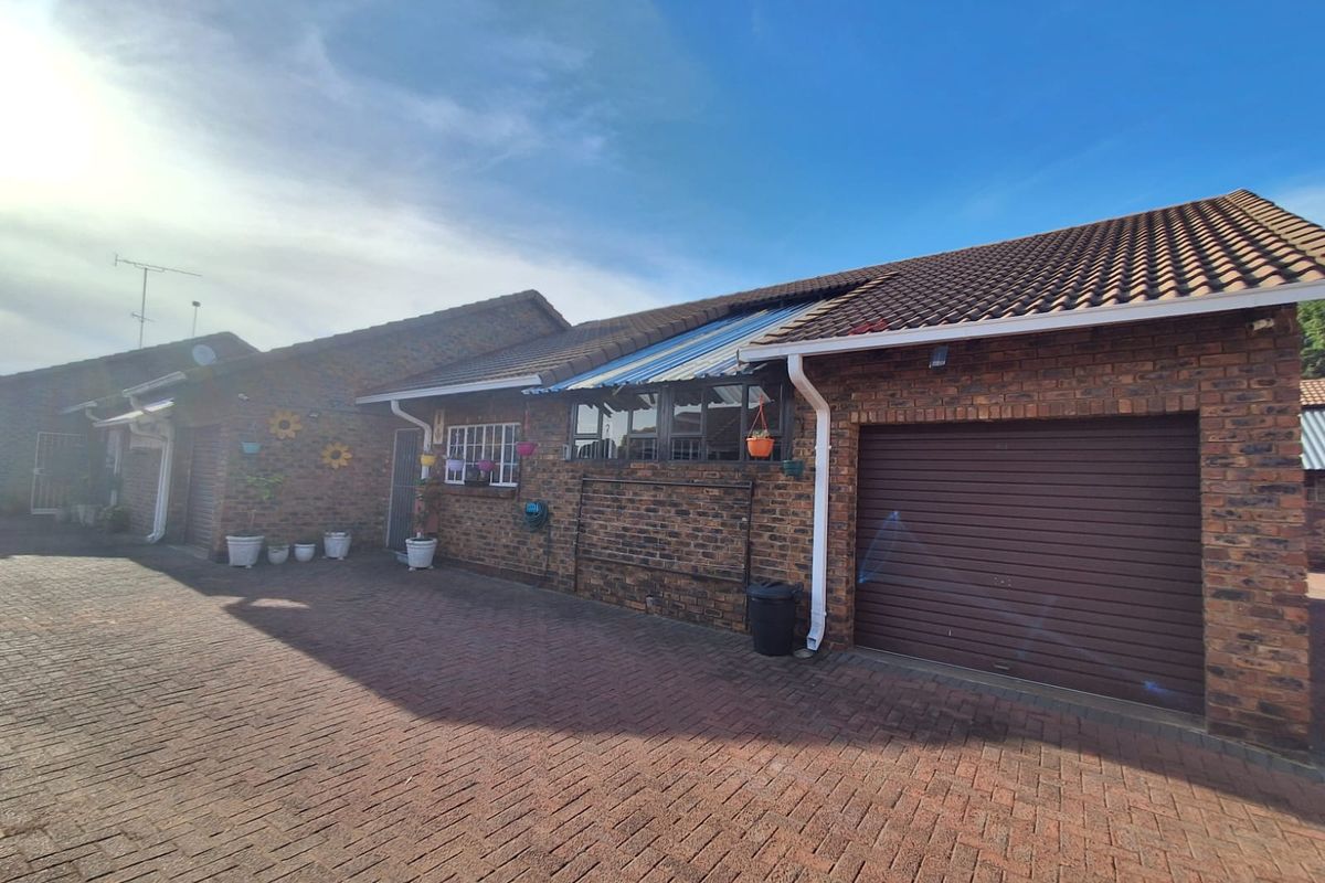 IMMACULATE CONDITION!! This 2 bedroom 2 bathroom Apartment is a Ready to move in. - Photo 4