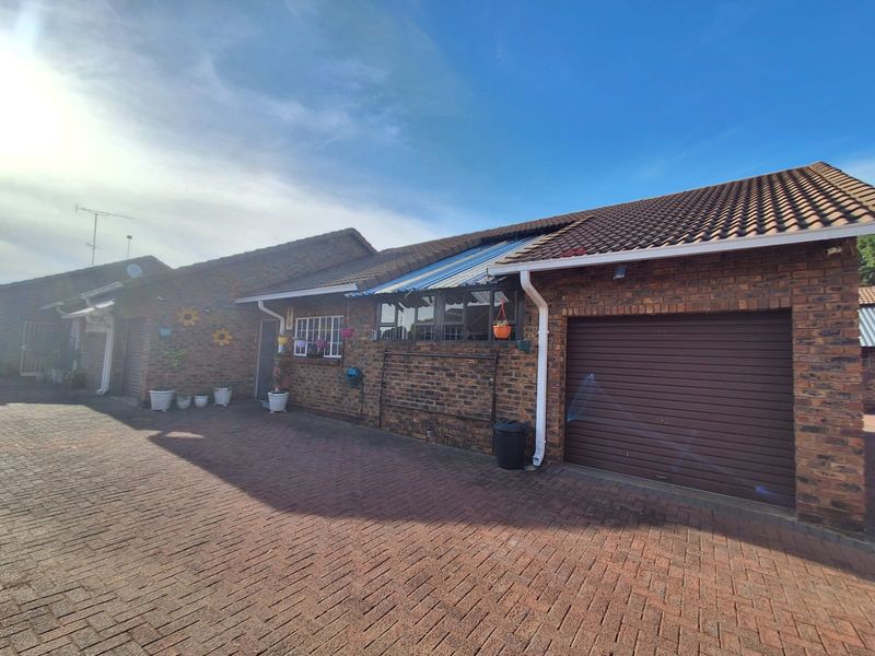 IMMACULATE CONDITION!! This 2 bedroom 2 bathroom Apartment is a Ready to move in. - Photo 4