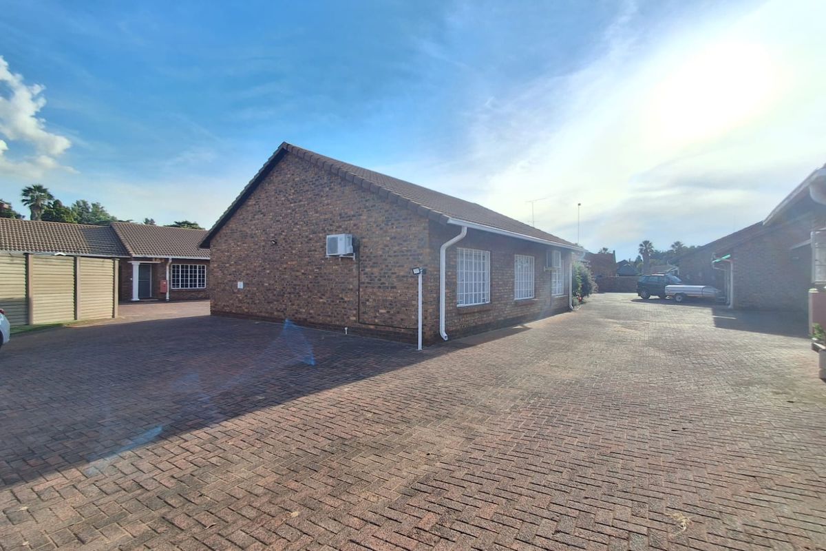 IMMACULATE CONDITION!! This 2 bedroom 2 bathroom Apartment is a Ready to move in. - Photo 2