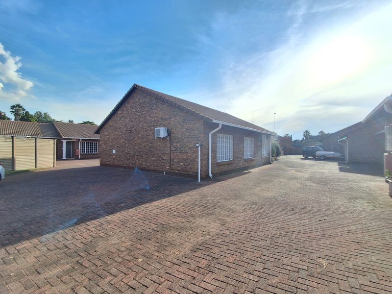 IMMACULATE CONDITION!! This 2 bedroom 2 bathroom Apartment is a Ready to move in. - Photo 2