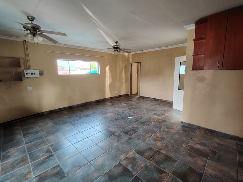 COMFORT MEETS TRANQUILITY – 1-BEDROOM SPACIOUS GARDEN COTTAGE TO LET - Photo 3