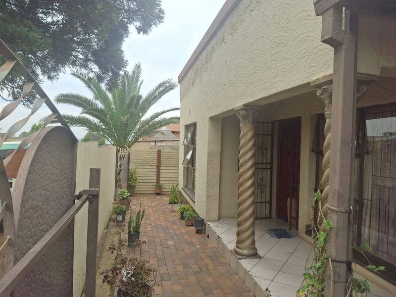 3-Bedroom House with Exceptional Rental Income Potential – Tembisa - Photo 1