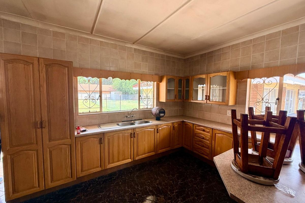 Spacious Family Home with Flatlet & Massive Yard – Endless Potential! - Photo 5