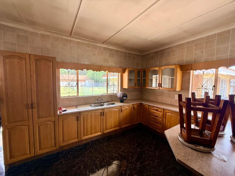 Spacious Family Home with Flatlet & Massive Yard – Endless Potential! - Photo 5