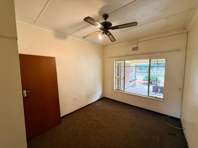 Spacious Family Home with Flatlet & Massive Yard – Endless Potential! - Photo 9