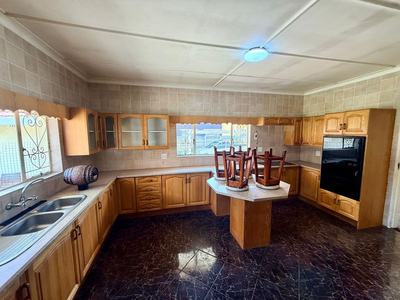 Spacious Family Home with Flatlet & Massive Yard – Endless Potential! - Photo 3