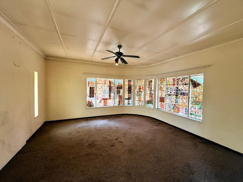 Spacious Family Home with Flatlet & Massive Yard – Endless Potential! - Photo 8