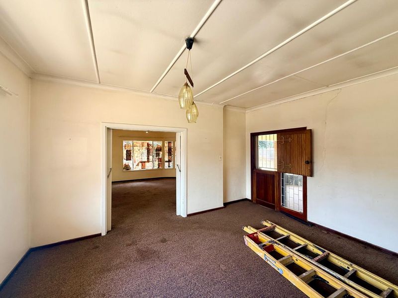 Spacious Family Home with Flatlet & Massive Yard – Endless Potential! - Photo 7