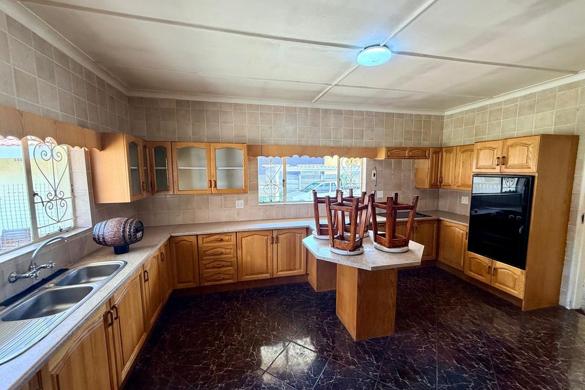 Spacious Family Home with Flatlet & Massive Yard – Endless Potential! - Photo 4