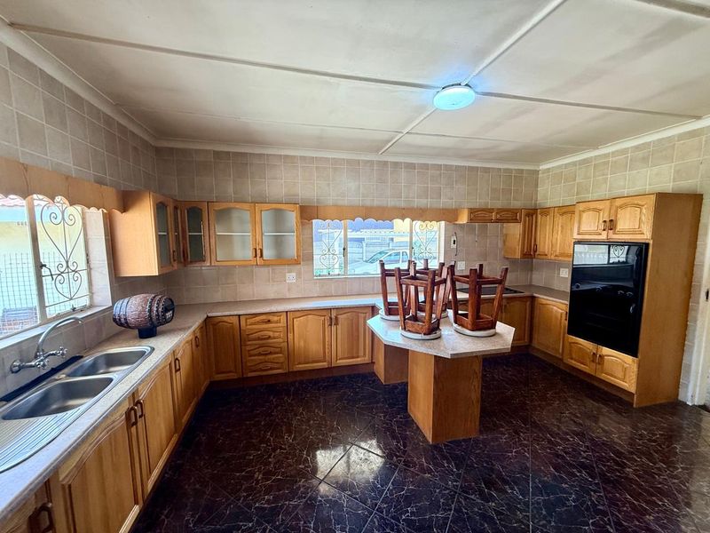 Spacious Family Home with Flatlet & Massive Yard – Endless Potential! - Photo 4