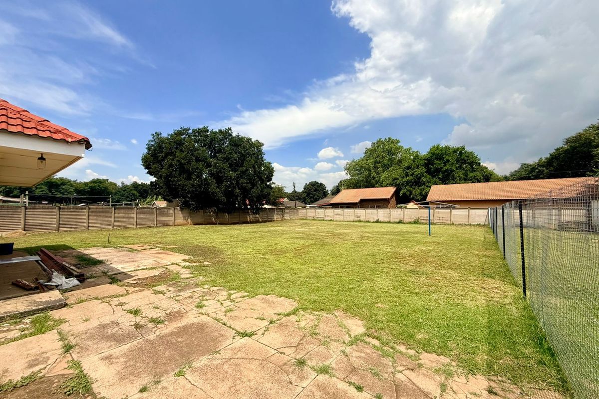 Spacious Family Home with Flatlet & Massive Yard – Endless Potential! - Photo 2