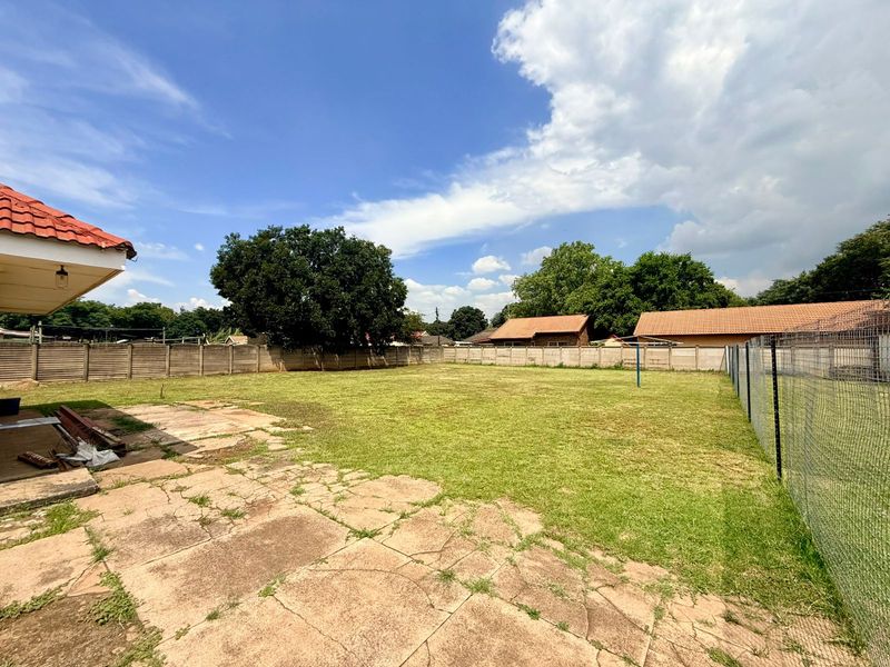 Spacious Family Home with Flatlet & Massive Yard – Endless Potential! - Photo 2