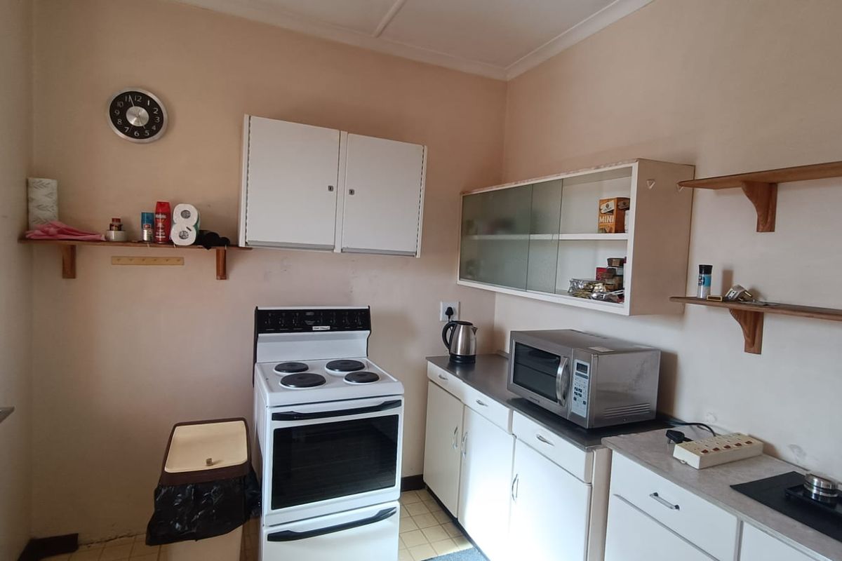 Exceptional Value 1-Bedroom Apartment with Private Garage Secure this well-appointed apartment perfe - Photo 4