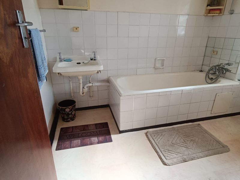 Exceptional Value 1-Bedroom Apartment with Private Garage Secure this well-appointed apartment perfe - Photo 5