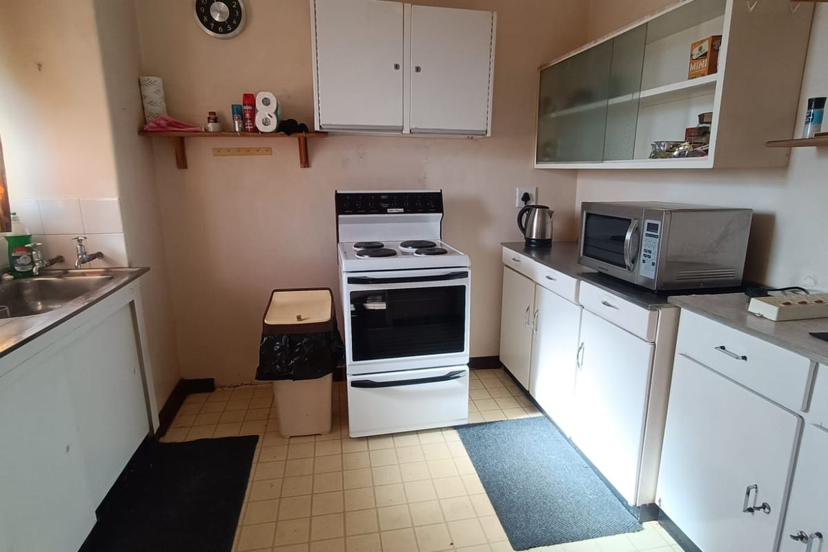 Exceptional Value 1-Bedroom Apartment with Private Garage Secure this well-appointed apartment perfe - Photo 3